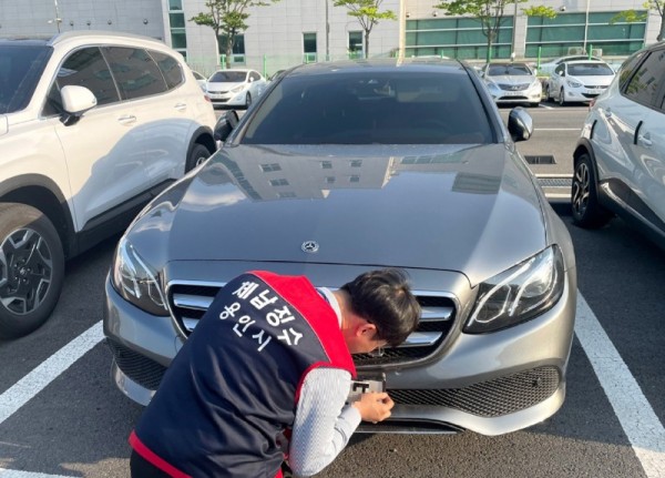 7-1. 용인시 체납관리단이 관내 한 주차장에서 체납 차량 번호판을 영치하고 있는 모습.jpg